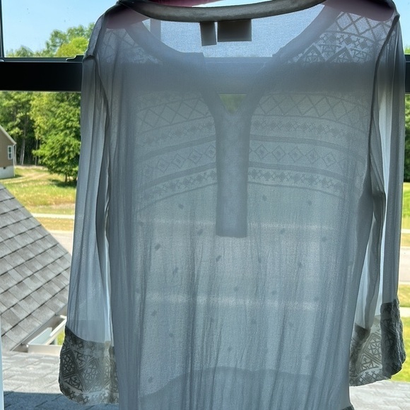 Summer sheer 3/4 sleeve Chicos Size 2 Embroidery overlay Vneck summer top - Picture 10 of 15